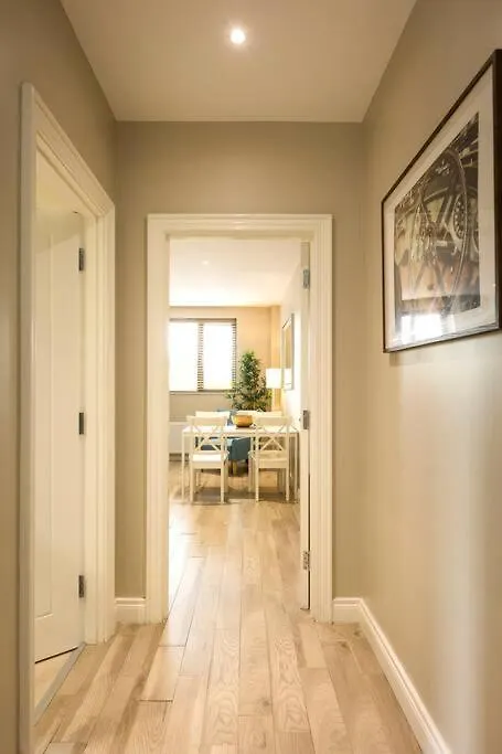 The Matisse- 10 Min Walk To City / Trendy 1 Bd Apt Belfast 0*,  United Kingdom
