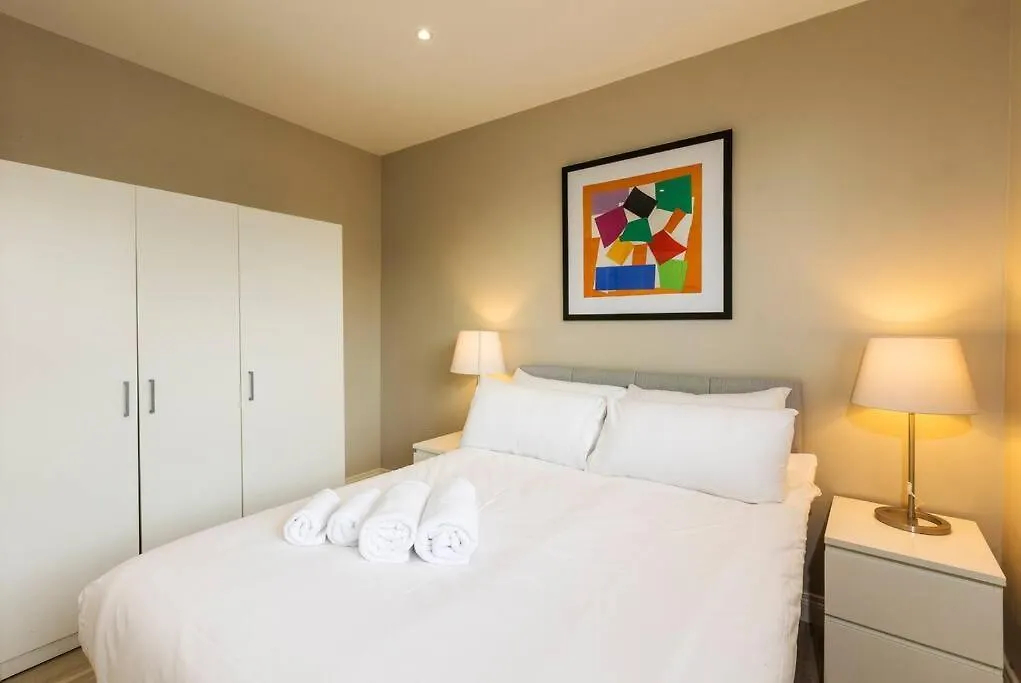 The Matisse- 10 Min Walk To City / Trendy 1 Bd Apt Belfast Apartment