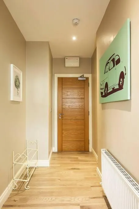 The Matisse- 10 Min Walk To City / Trendy 1 Bd Apt Belfast Apartment